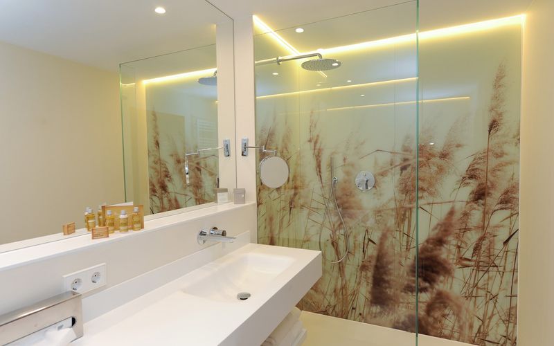 Modernes Badezimmer im Doppelzimmer Burgund im Hotel Vier Jahreszeiten in Südtirol