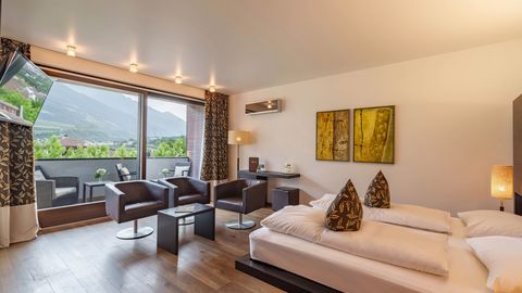 Moderner Wellnessbereich mit Innenpool und Liegen im Hotel Vier Jahreszeiten in Südtirol