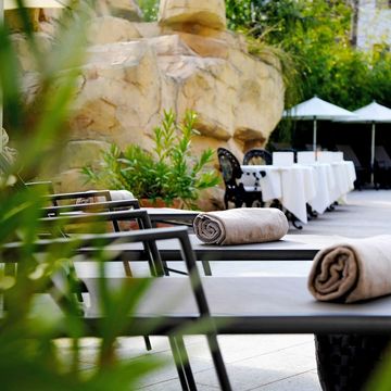 Außenpool des Hotel Vier Jahreszeiten in Schlanders mit Blick auf die Berge