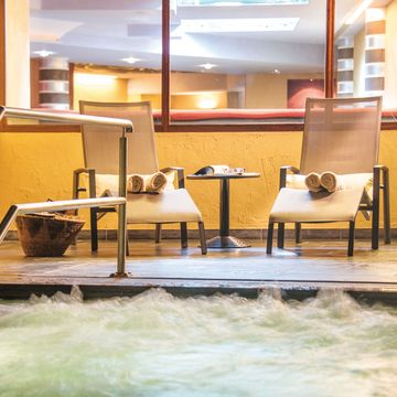 Whirlpool im Wellnessbereich des Vier Jahreszeiten Hotels in Südtirol