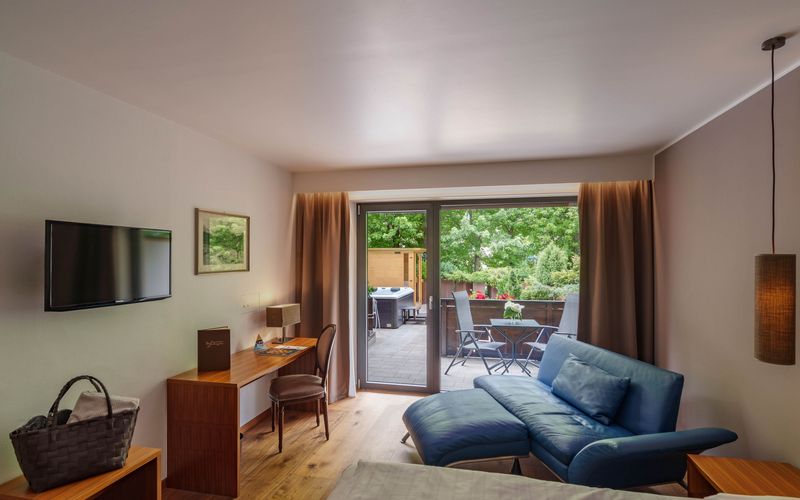 Luxuriöser Wellnessbereich im Hotel Vier Jahreszeiten Südtirol mit Innenpool und Panoramablick