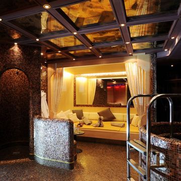 Luxuriöser Private Spa mit Whirlpool und entspannendem Ambiente im Hotel Vier Jahreszeiten