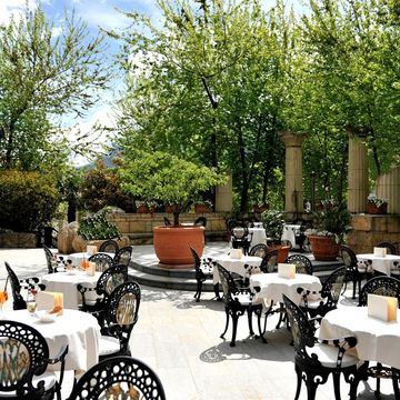 Hotel Vier Jahreszeiten Terrasse mit Ausblick auf die Berge und stilvoller Einrichtung