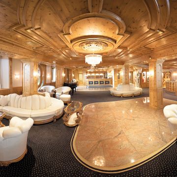 Empfangshalle des Hotels Vier Jahreszeiten in Südtirol mit moderner Einrichtung