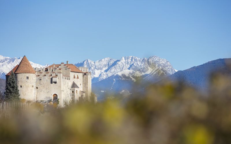 Schloss Kastelbell im Vinschgau Südtirol bei Sonnenschein – Urlaub im Hotel Vier Jahreszeiten