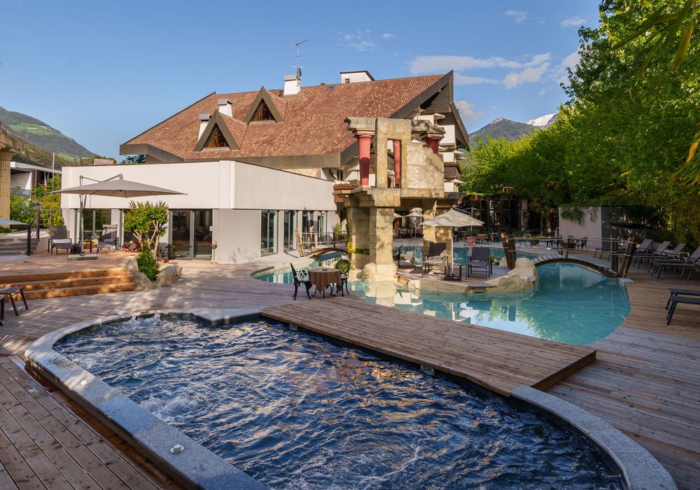 Außenpool des Hotel Vier Jahreszeiten in Schlanders, Vinschgau, Südtirol