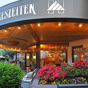 Hoteleingang des Hotel Vier Jahreszeiten in Südtirol bei Tageslicht