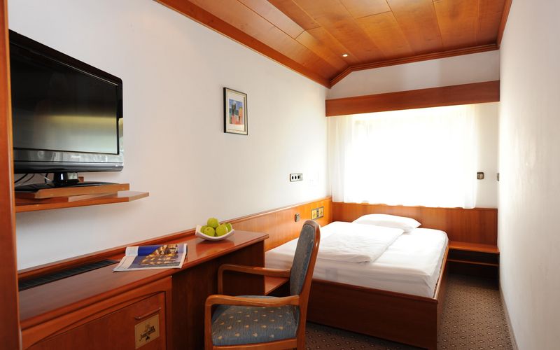 Familienzimmer Alpenstil im Hotel Vier Jahreszeiten in Südtirol mit gemütlicher Einrichtung