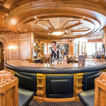 Rotweinflasche Rotwild 2018 auf Bartresen im Hotel Vier Jahreszeiten