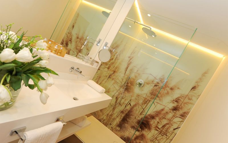 Modernes Badezimmer im Doppelzimmer Burgund im Hotel Vier Jahreszeiten in Südtirol