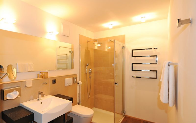 Luxuriöses Badezimmer der Penthouse Designersuite Burgund im Hotel Vier Jahreszeiten