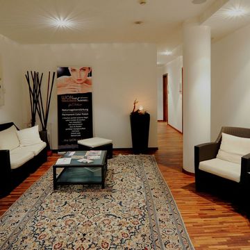 Frau bei entspannender Wellness-Behandlung mit Körperpackung im Spa