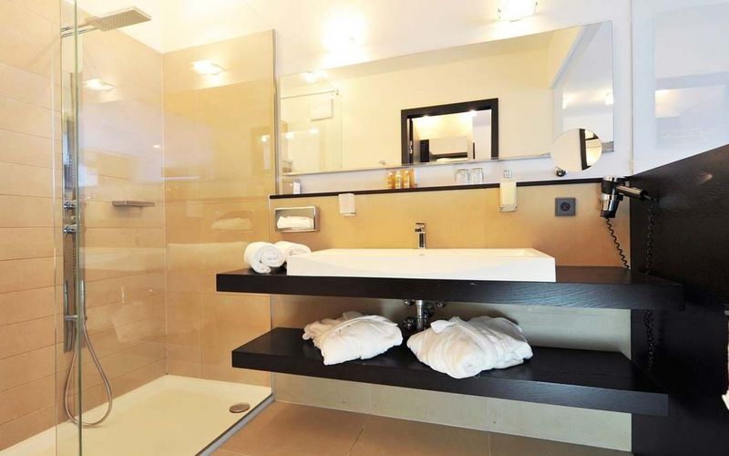Luxuriöses Badezimmer der Penthouse Designersuite mit Alpenblick im Hotel Vier Jahreszeiten