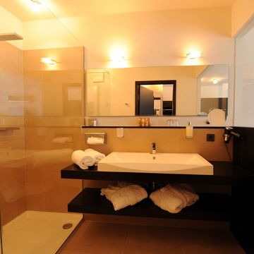 Luxuriöses Penthouse Designerzimmer im Hotel Vier Jahreszeiten Südtirol mit modernem Interieur und Panoramablick