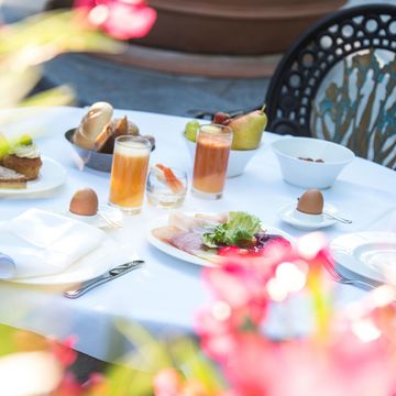 Frühstück auf der sonnigen Terrasse des Hotels Vier Jahreszeiten in Südtirol