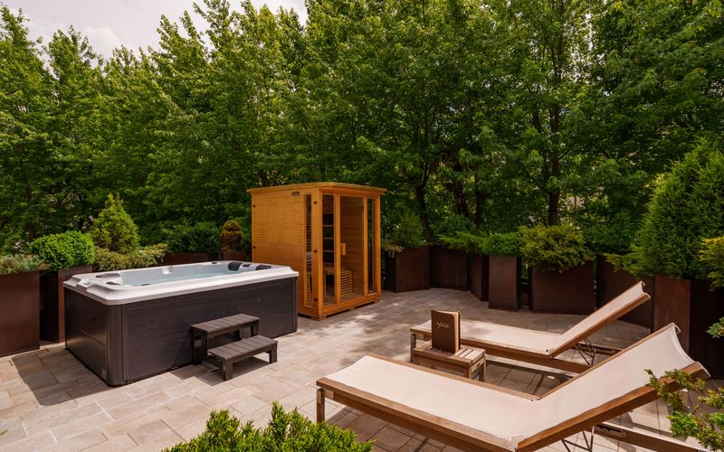 Außenansicht des Wellnesshotels Vier Jahreszeiten in Südtirol bei Sonnenuntergang