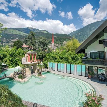 Außenpool im Wellnesshotel Vier Jahreszeiten in Südtirol bei sonnigem Wetter