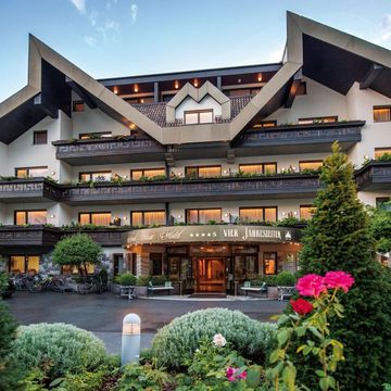 im verschneiten Winterwald in Südtirol