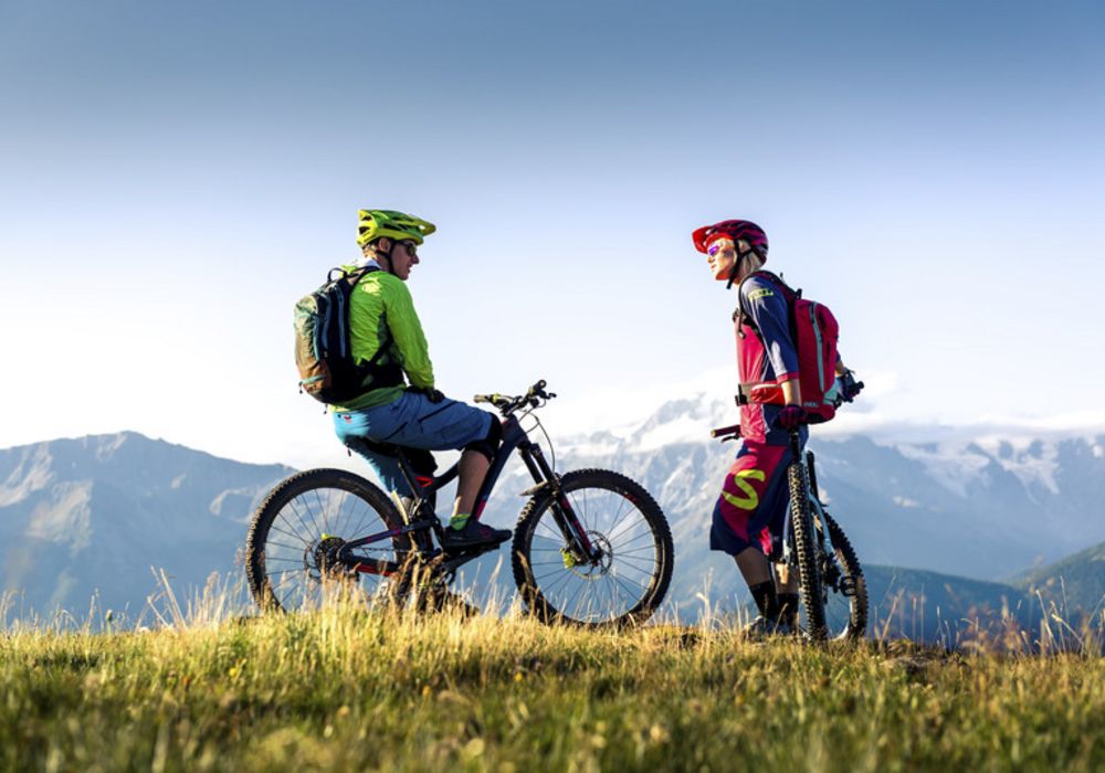 Radfahrer auf Radweg im Vinschgau Südtirol bei sonnigem Wetter