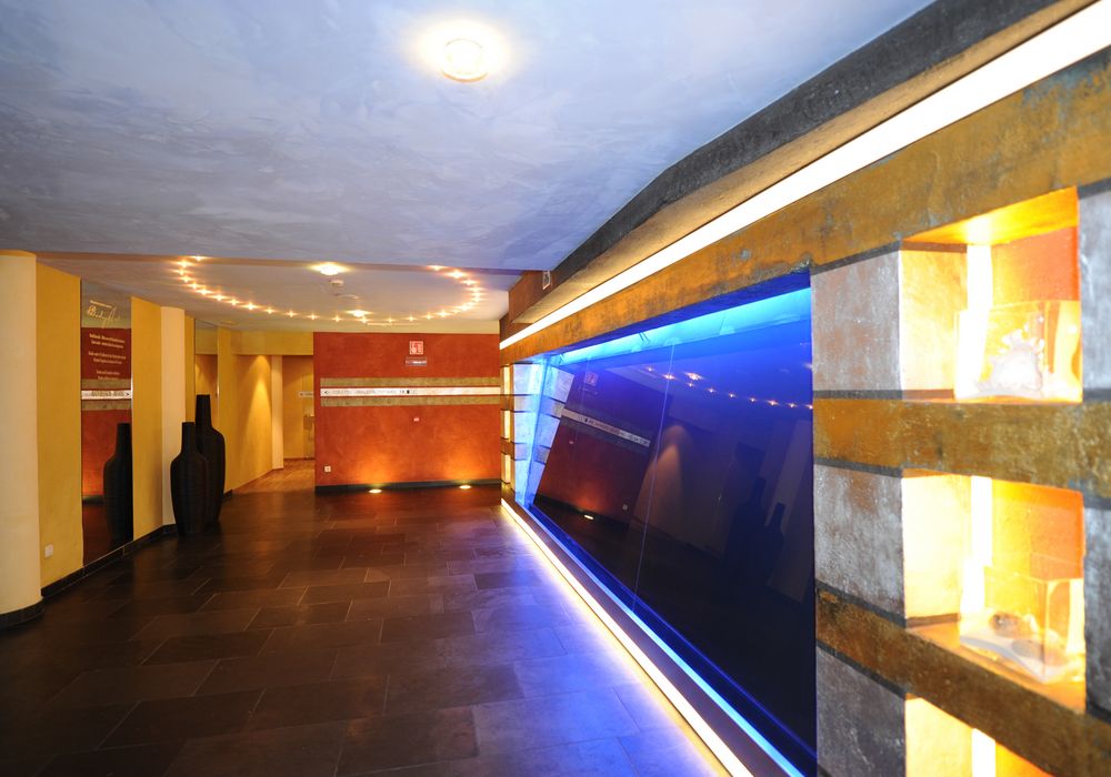 Elegantes Hotelzimmer im Hotel Vier Jahreszeiten Südtirol mit modernem Interieur und gemütlichem Doppelbett