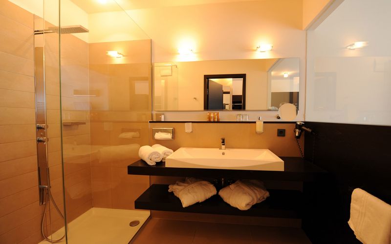Modernes Penthouse-Badezimmer im Vier Jahreszeiten Hotel mit elegantem Design und großzügiger Ausstattung
