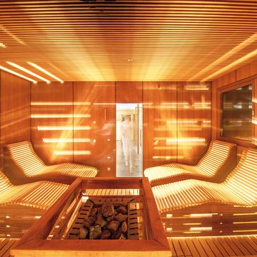 Wellnessbereich mit moderner Sauna und entspannter Atmosphäre im Hotel Vier Jahreszeiten