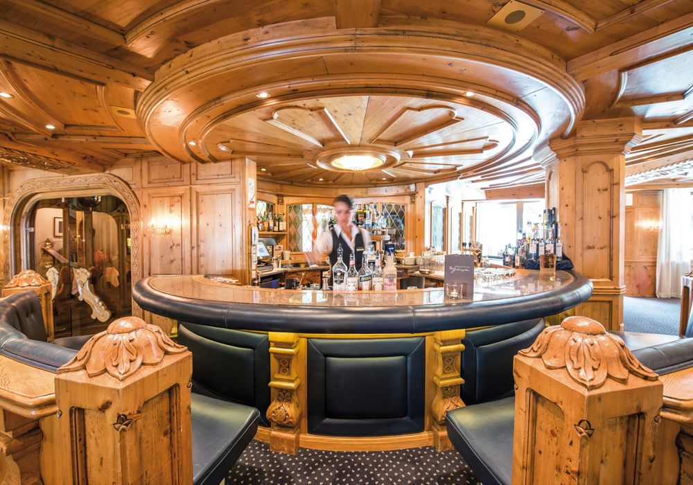Hotelbar im Vier Jahreszeiten Südtirol mit stilvollem Ambiente und moderner Einrichtung