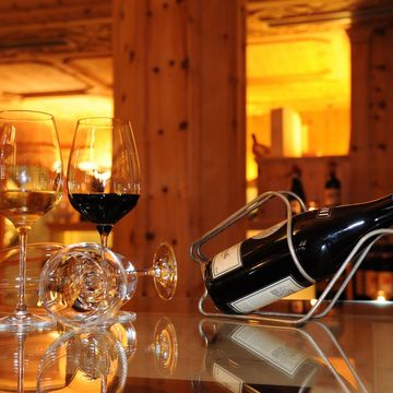 Weinkeller im Hotel Vier Jahreszeiten Südtirol mit edlen Weinflaschen und gemütlicher Atmosphäre