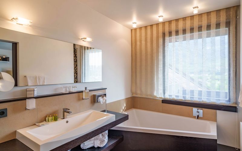 Wellnessbereich mit Innenpool und Liegen im Hotel Vier Jahreszeiten in Südtirol