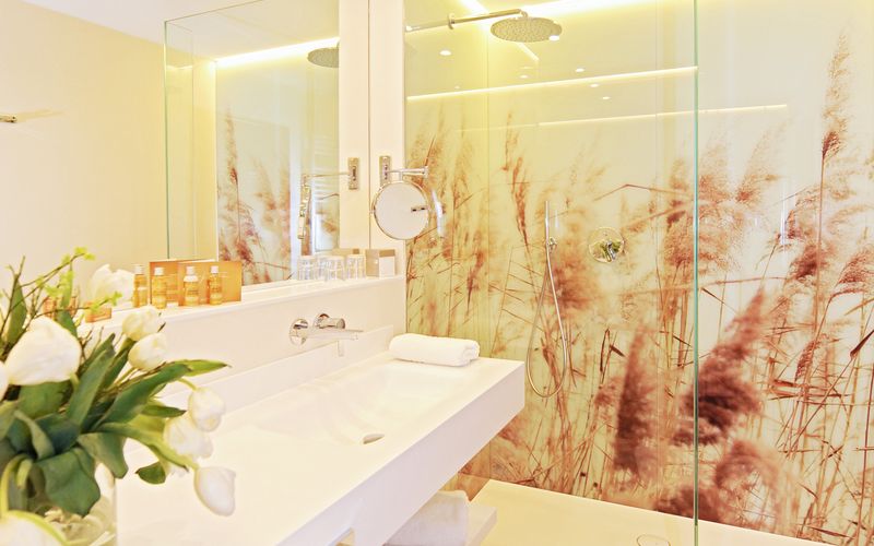 Modernes Doppelzimmer im Hotel Vier Jahreszeiten in Südtirol mit Alpenblick und stilvoller Einrichtung