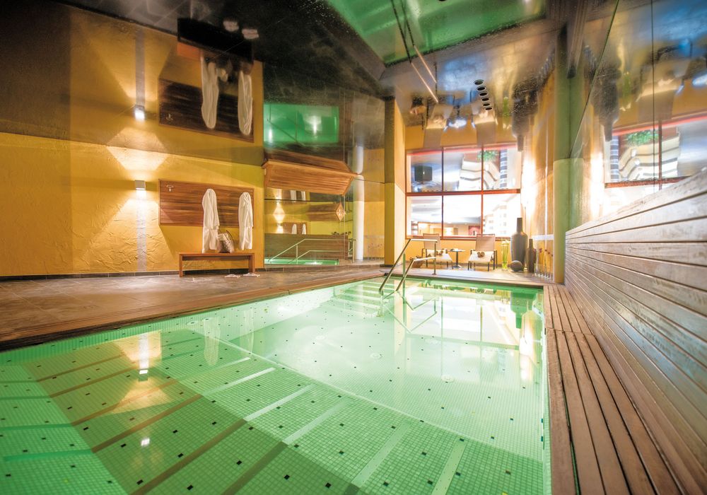 Entspannt am Whirlpool im Vier Jahreszeiten Hotel Südtirol