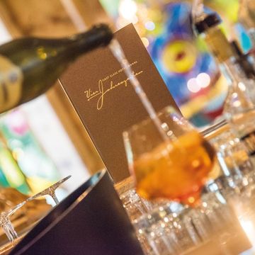 Barbereich im Hotel Vier Jahreszeiten mit stilvoller Einrichtung und gemütlicher Atmosphäre