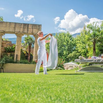 Moderner Hotelgarten mit Pool und Palmen im Vier Jahreszeiten Hotel in Südtirol