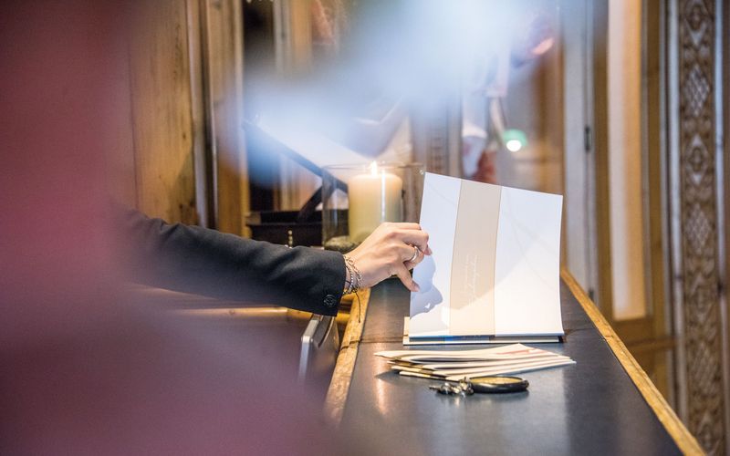 Hotel Vier Jahreszeiten in Schlanders, Südtirol – moderne Hotelrezeption mit freundlichem Service