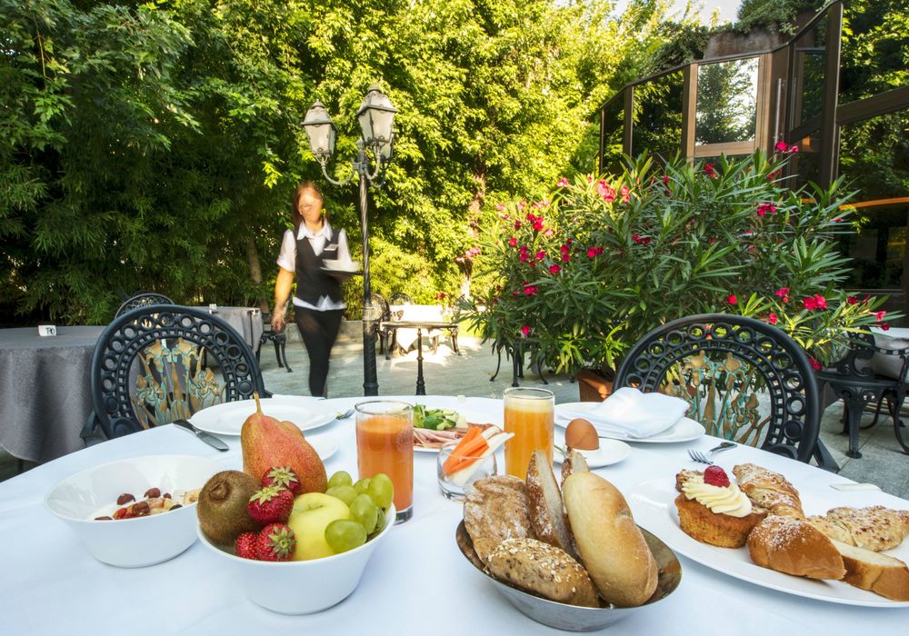 Frühstücksbuffet im Hotel Vier Jahreszeiten in Südtirol mit frischen Backwaren, Obst und regionalen Spezialitäten