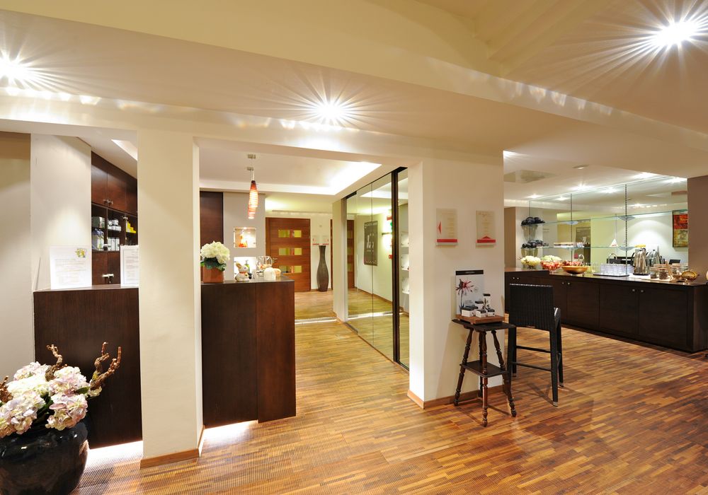 Panoramablick auf das Wellnesshotel Vier Jahreszeiten in Südtirol mit Außenpool und Bergkulisse