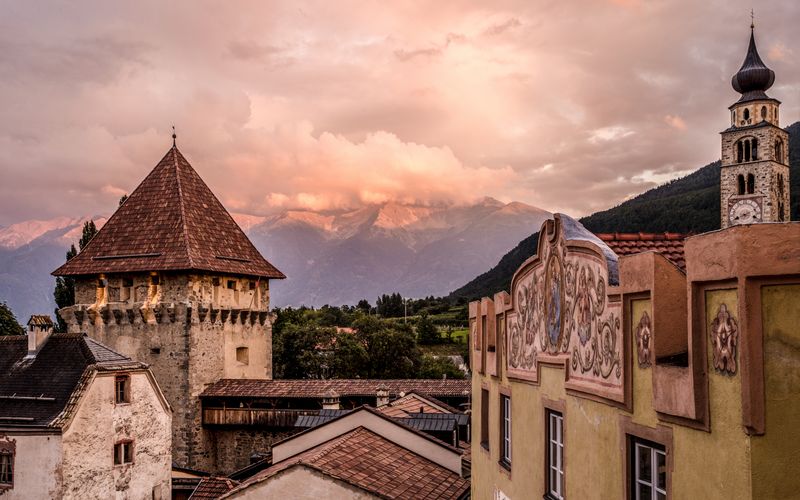 Alt="Historische Stadt Glurns im Vinschgau mit mittelalterlichen Mauern und Alpenpanorama im Sommer"