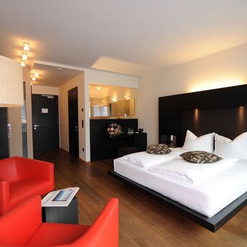 Luxuriöses Penthouse Designerzimmer im Hotel Vier Jahreszeiten in Südtirol mit moderner Einrichtung und Panoramablick