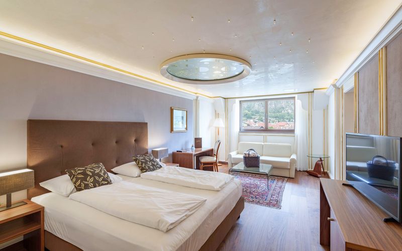 Außenansicht des Hotel Vier Jahreszeiten in Südtirol bei Sonnenuntergang