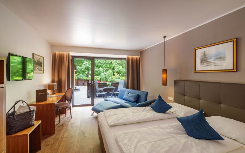 Luxuriöses Wellnesshotel Vier Jahreszeiten in Südtirol mit Außenpool und Panoramablick