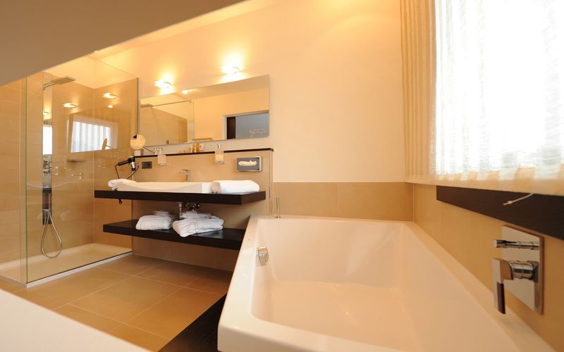 Modernes Badezimmer der Penthouse Designersuite Burgund im Hotel Vier Jahreszeiten mit stilvoller Einrichtung