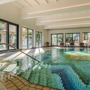 Außenpool und Wellnessbereich im Hotel Vier Jahreszeiten in Schlanders, Vinschgau