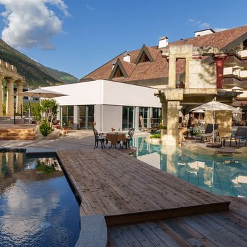 Hotel Vier Jahreszeiten in Schlanders im Vinschgau mit moderner Architektur und Alpenpanorama