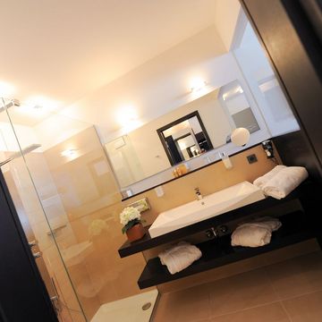 Luxuriöses Penthouse Designerzimmer im Hotel Vier Jahreszeiten Südtirol mit moderner Einrichtung und Panoramablick