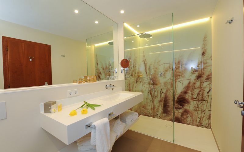 Modernes Badezimmer im Familienzimmer des Vier Jahreszeiten Hotels in Südtirol