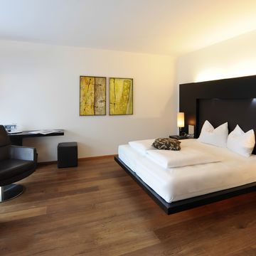 Luxuriöse Designersuite Burgund im Hotel Vier Jahreszeiten Südtirol mit elegantem Interieur und Balkon