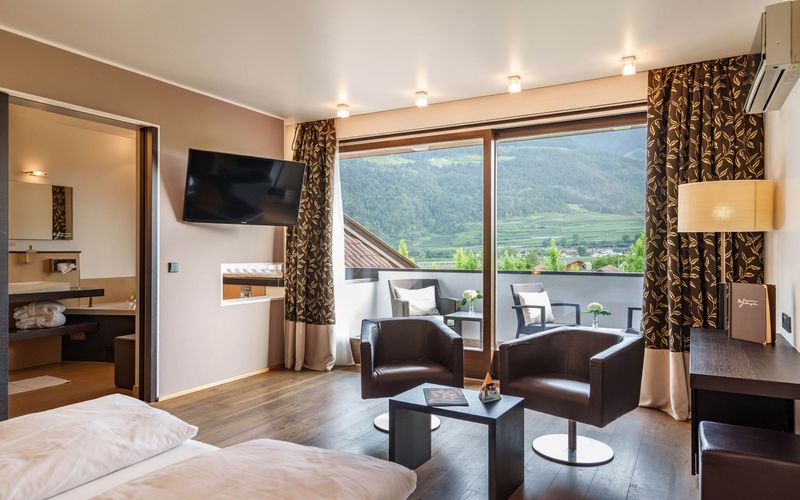 Außenansicht Hotel Vier Jahreszeiten in Südtirol bei Sonnenuntergang