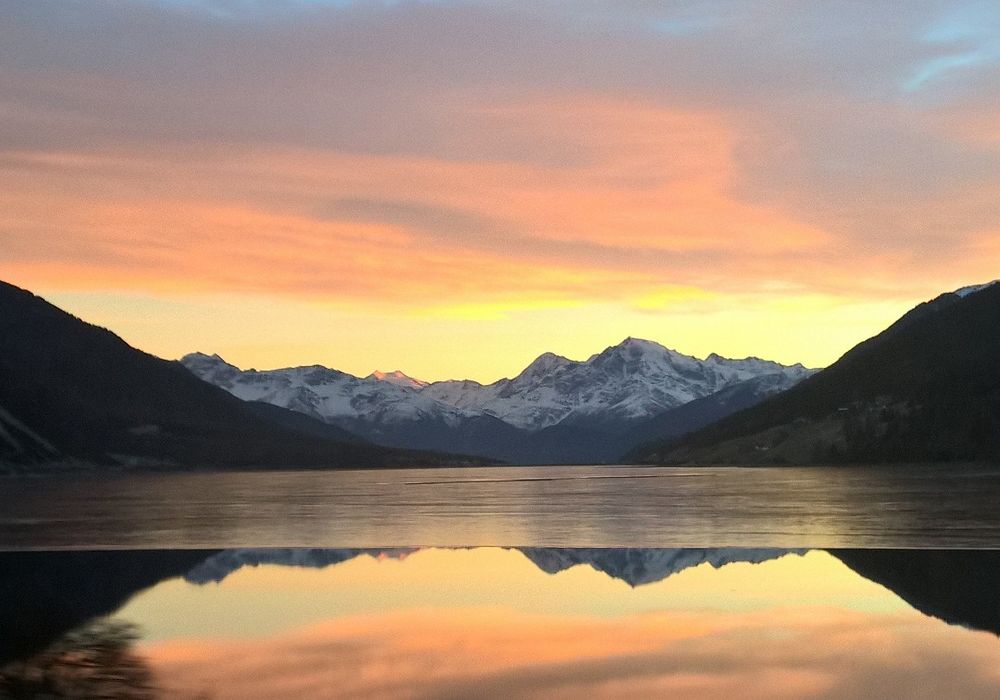 Historisches Grand Hotel Vier Jahreszeiten in Südtirol bei Sonnenuntergang