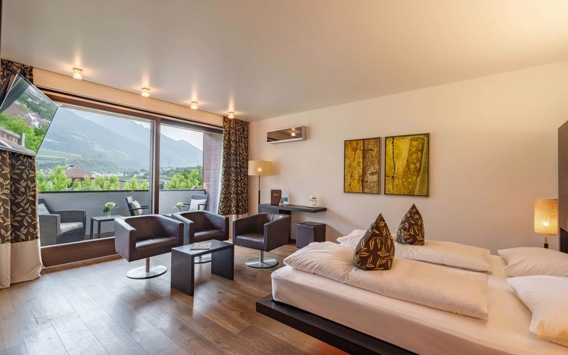 Moderner Wellnessbereich mit Innenpool und Liegen im Hotel Vier Jahreszeiten in Südtirol