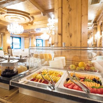 Frühstücksbuffet im Hotel Vier Jahreszeiten mit frischen Backwaren, Obst und regionalen Spezialitäten